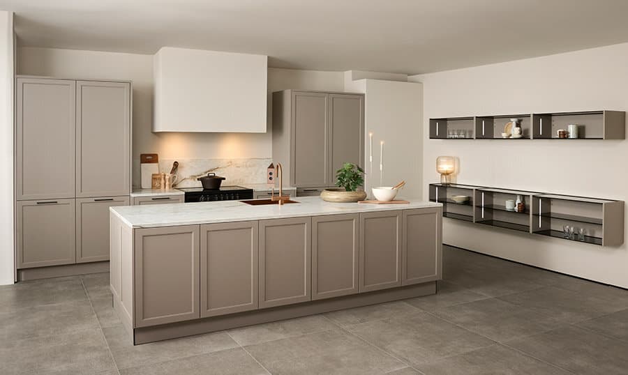 Klassieke beige eilandkeuken met kaderdeuren