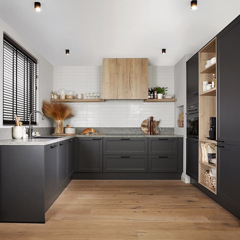 Klassieke keuken met donkere kaderdeuren