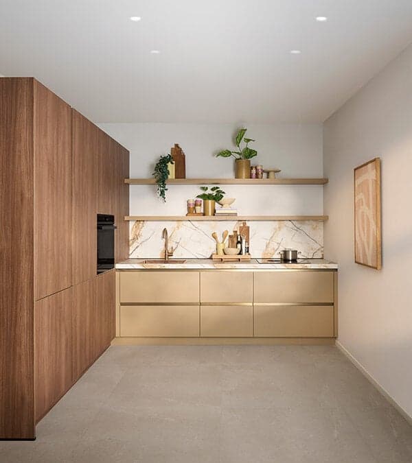 Luxe moderne keuken met hoge houten kasten en marmerlook werkblad