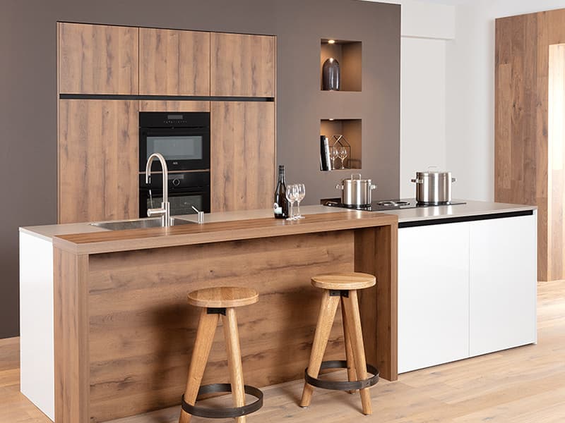 Moderne keuken met kookeiland en bar