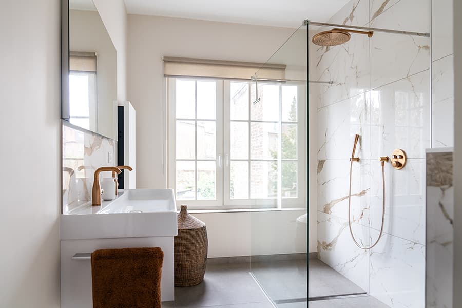 Natuursteen look tegels in de badkamer