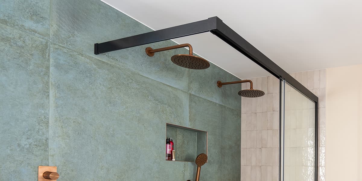 Dubbele-douche-in-badkamer