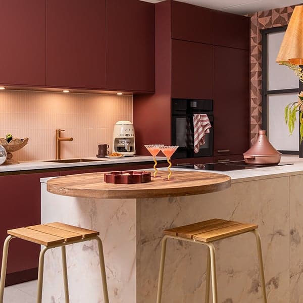 Ronde-bar-in-bordeaux-rode-keuken