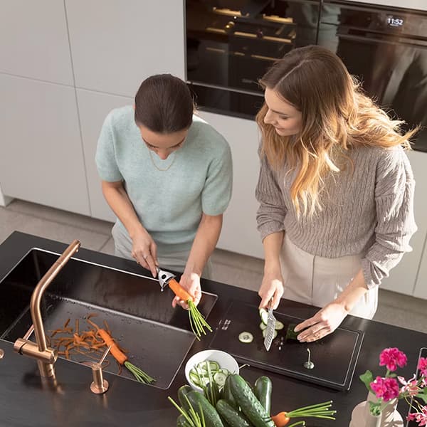 Klanten aan het koken met Franke apparatuur.jpg Klanten in keuken