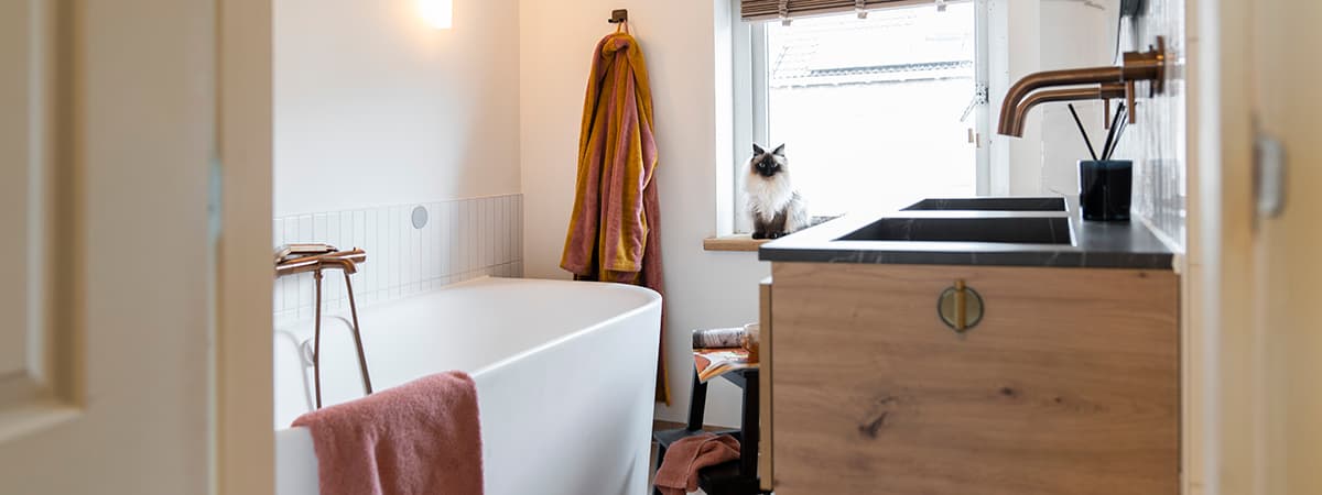 Half-vrijstaand-bad-moderne-badkamer.jpg Half vrijstaand bad