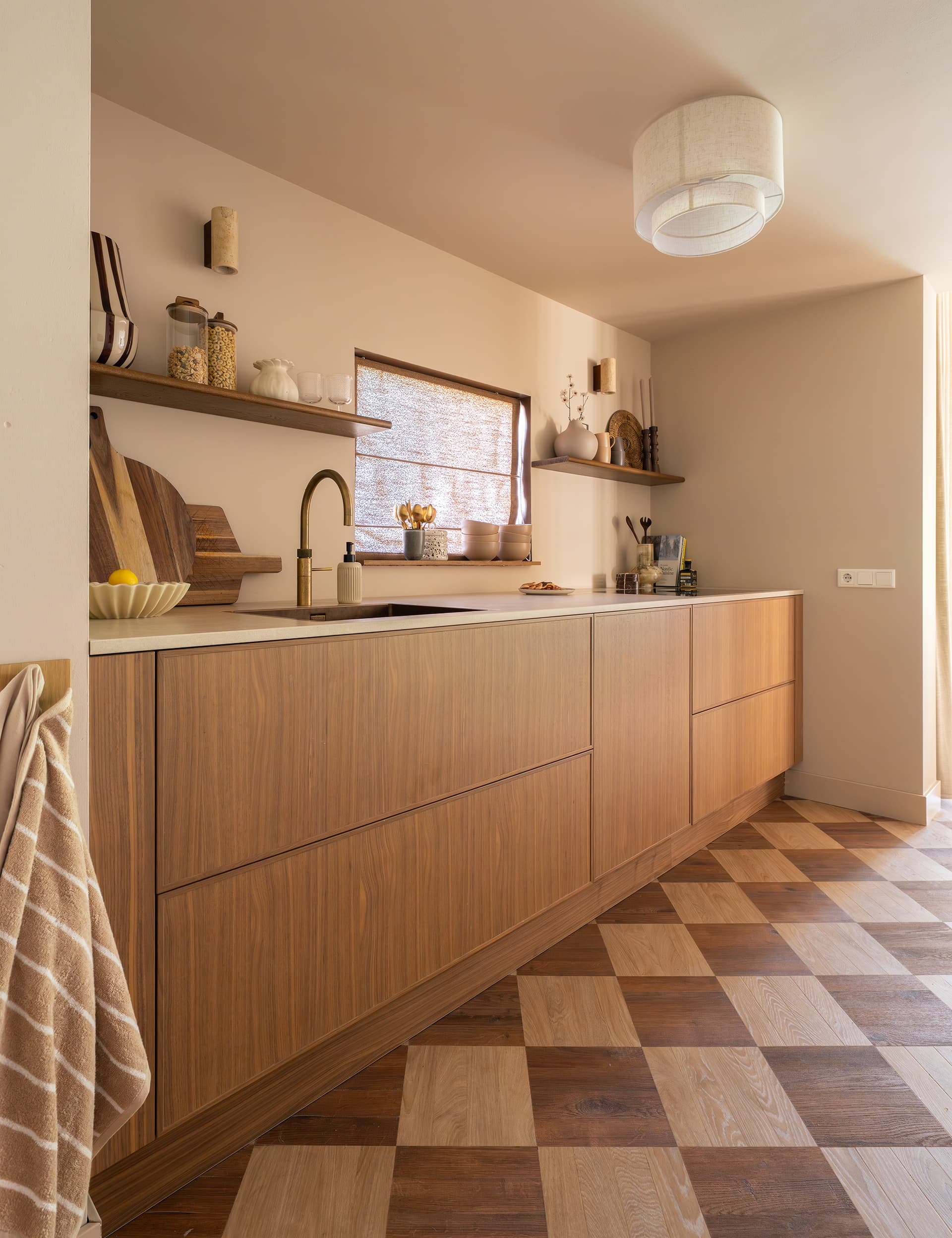 Houten-fronten_The-Home-Style-Club---Make-over-Amber-@amberlovesdesign---villasparkles-14.jpg Parallel keuken van The Homestyle Club