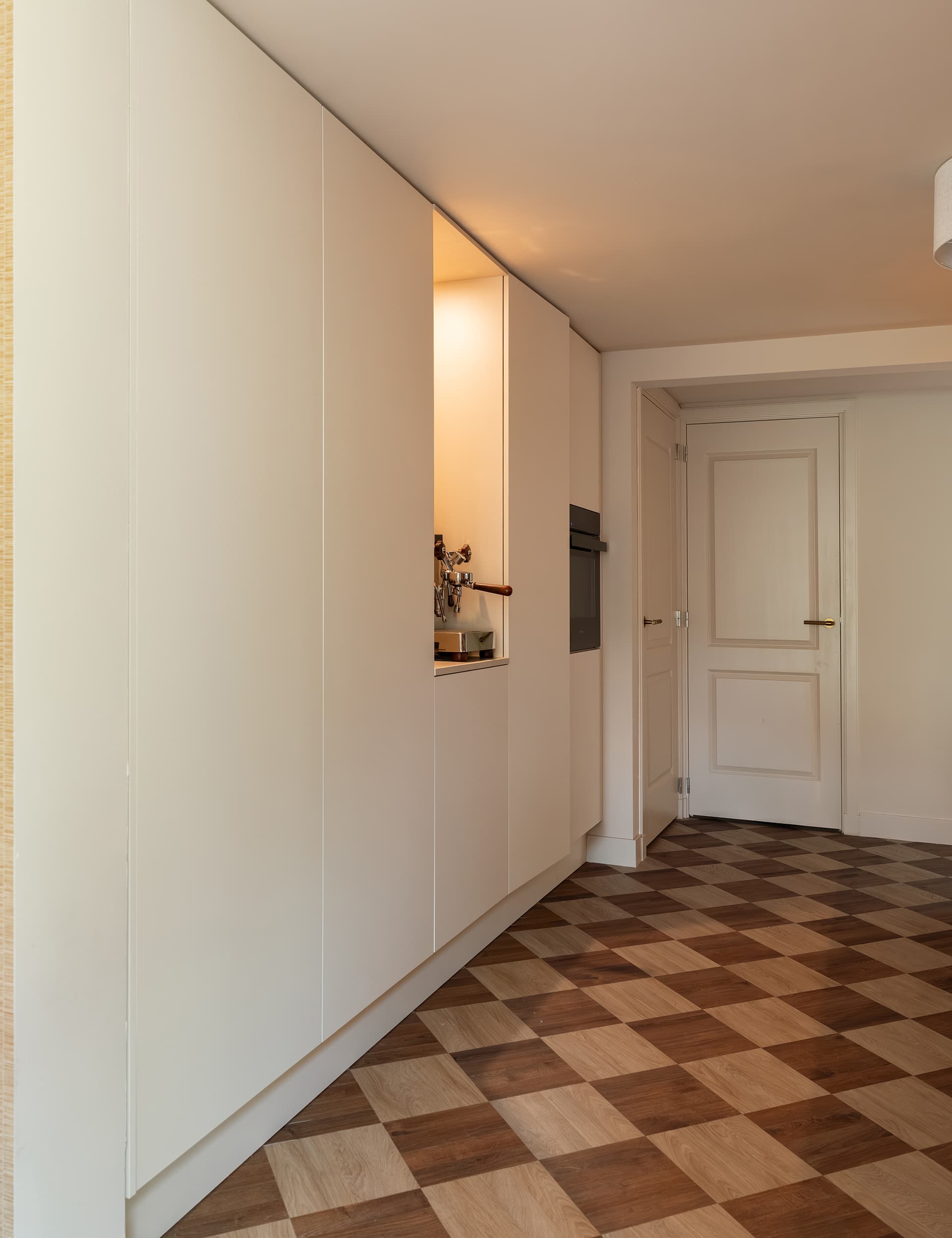 Kastenwand-met-koffienis-en-witte-fronten.jpg Kastenwand met koffienis en lichte fronten