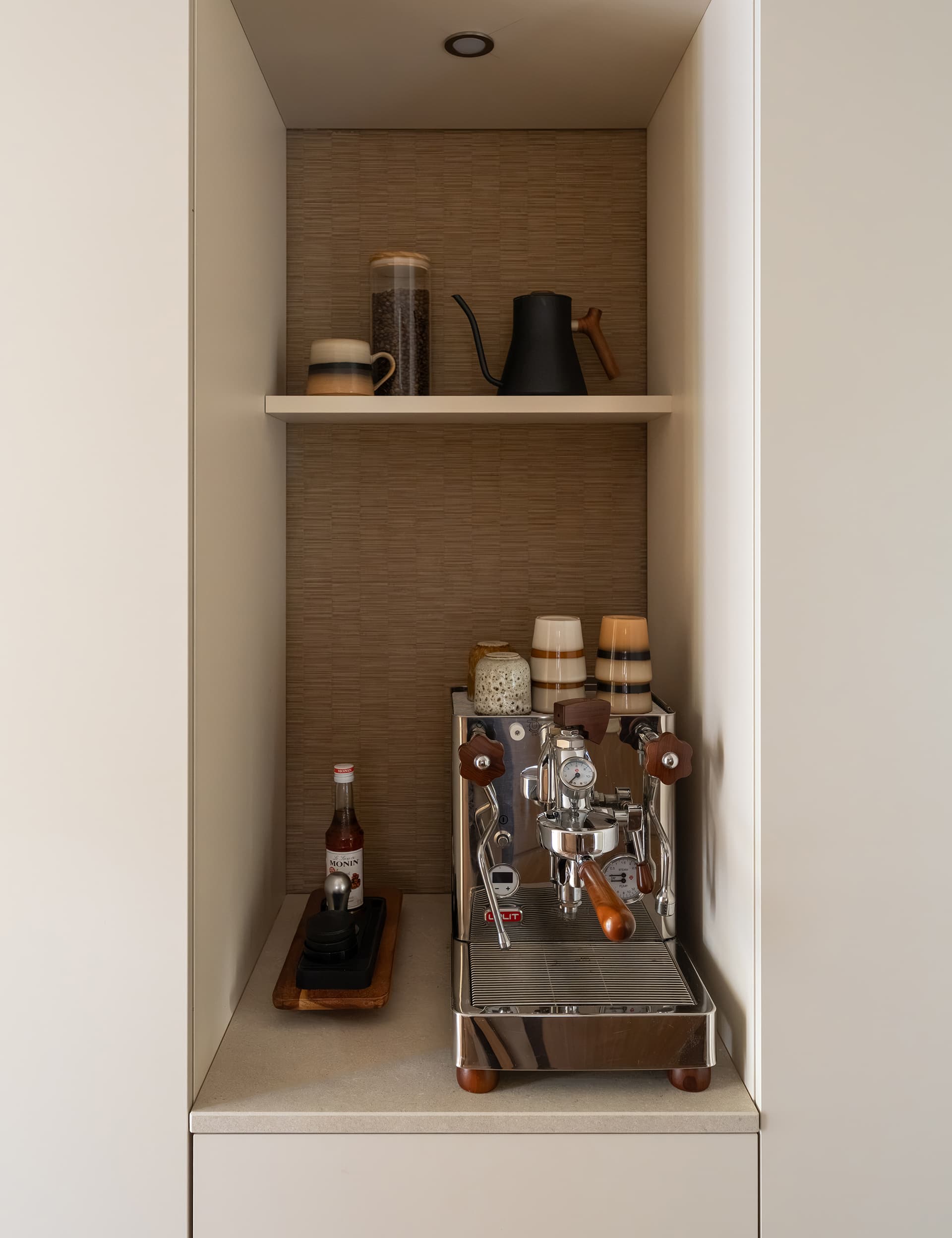 Koffienis_The-Home-Style-Club---Make-over-Amber-@amberlovesdesign---villasparkles-26.jpg Parallel keuken van The Homestyle Club