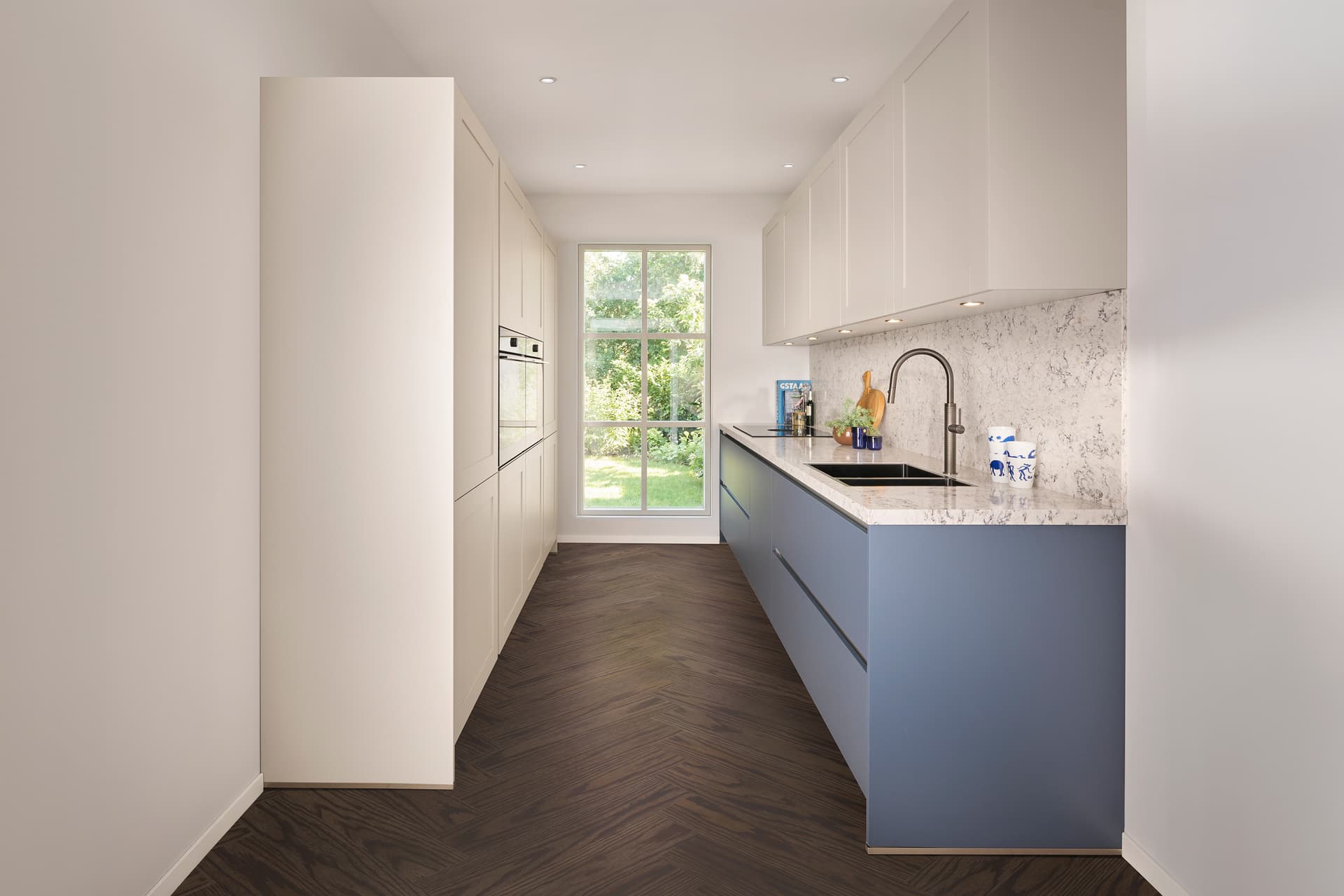 Parallel-keuken-met-lichtblauwe-en-witte-fronten.jpg Parallel keuken met verschillende fronten
