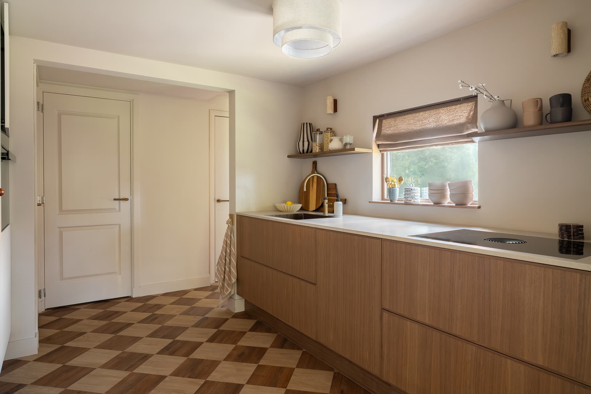 The-Home-Style-Club---Make-over-Amber-@amberlovesdesign---villasparkles-24-(1).jpg Parallel keuken met witte en houten fronten