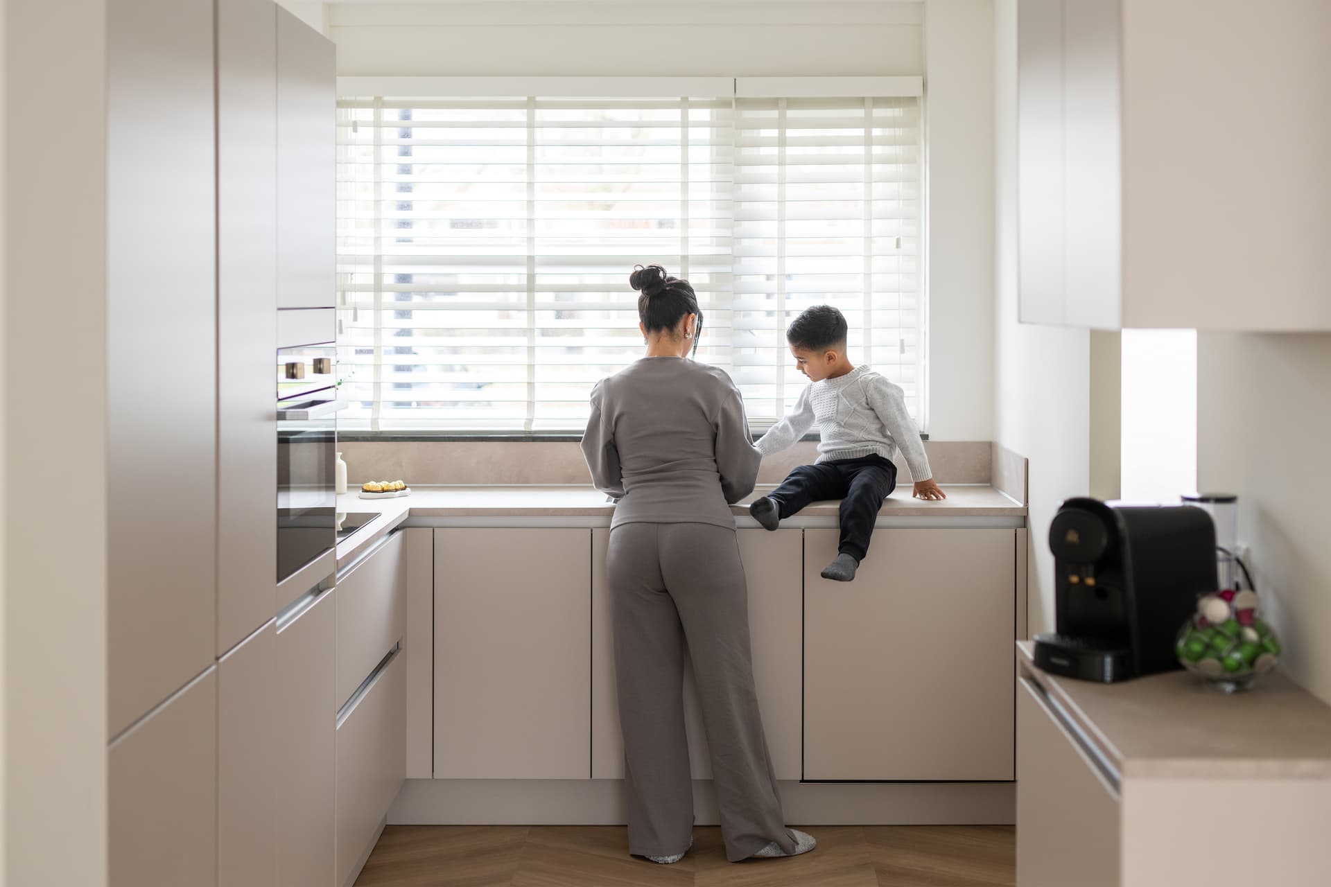 gezin-kind-keuken.jpg Moeder met kind in een Brugman keuken