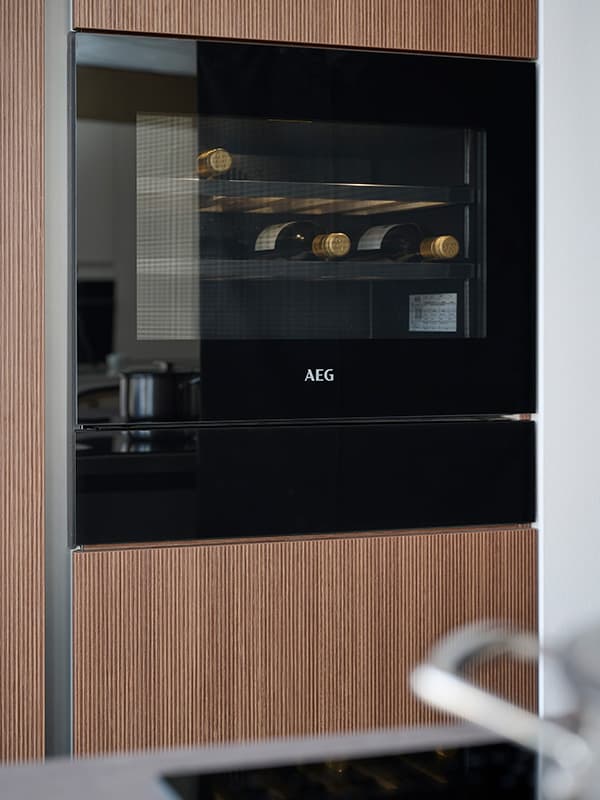 inbouw-wijn-klimaatkast.jpg Wijnklimaatkast in de keuken