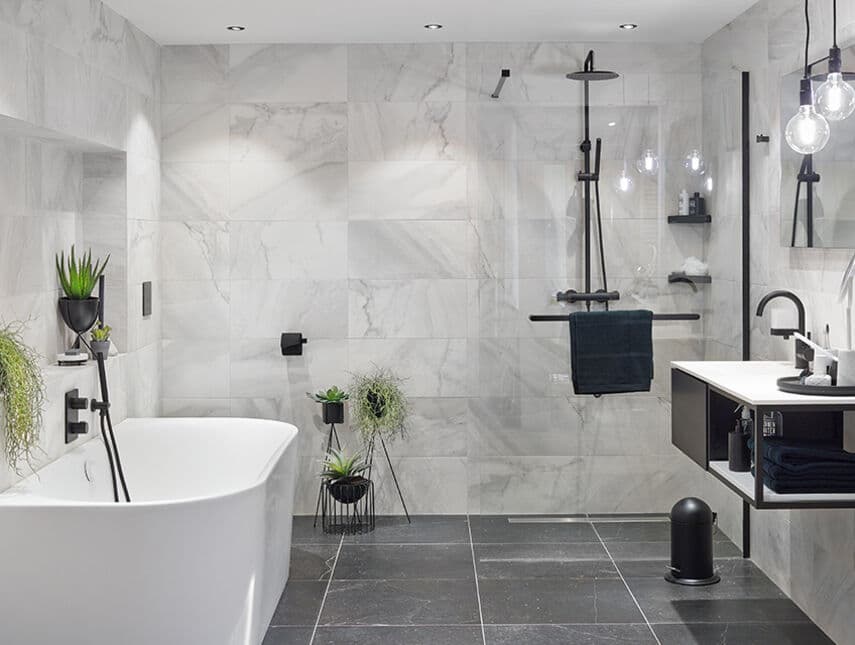 2-badkamer-mandana.jpg Half vrijstaand bad