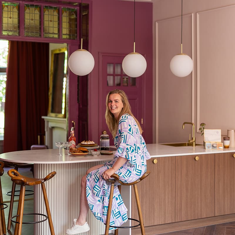 Keuken-met-houten-details-en-fronten.jpg Houtaccenten in de keuken