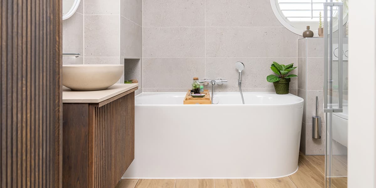 header-tips-voor-het-inrichten-van-een-kleine-badkamer.jpg Bad in badkamer