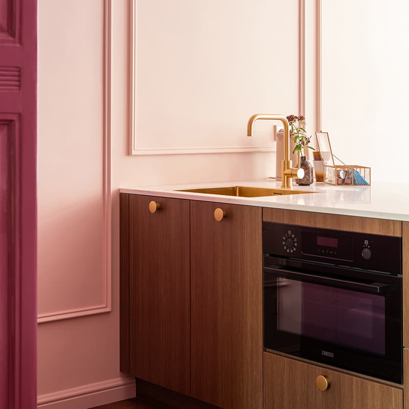 Hout-gecombineerd-met-licht-roze-in-keuken.jpg Gekleurde keuken