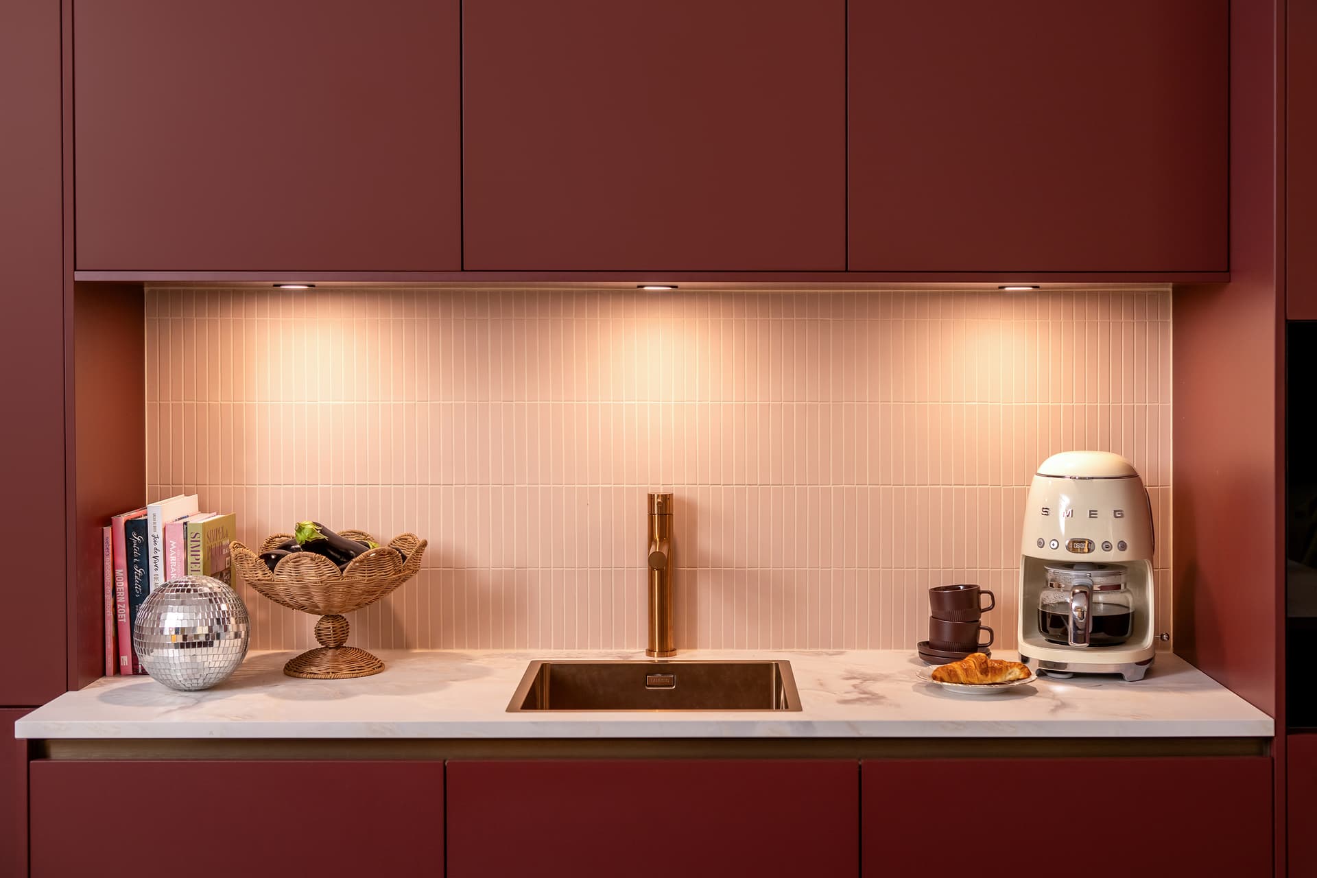 The-Home-Style-Club-x-Brugman---Merlot-Marble---Keuken-Collectie-(7).jpg Keuken met rode fronten en nis