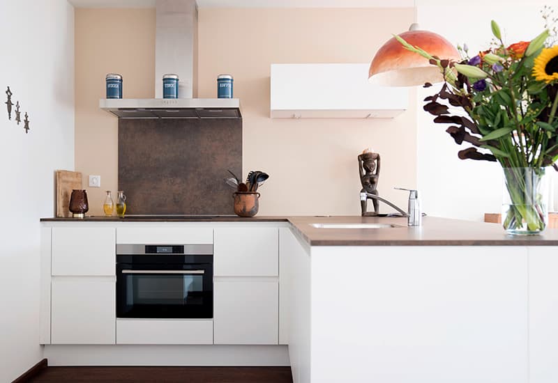 Witte-hoekkeuken.jpg Afzuigkap in de keuken