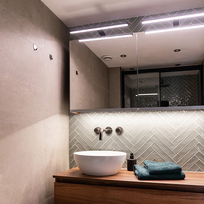 badkamer-verlichting.jpg Waskom in de badkamer